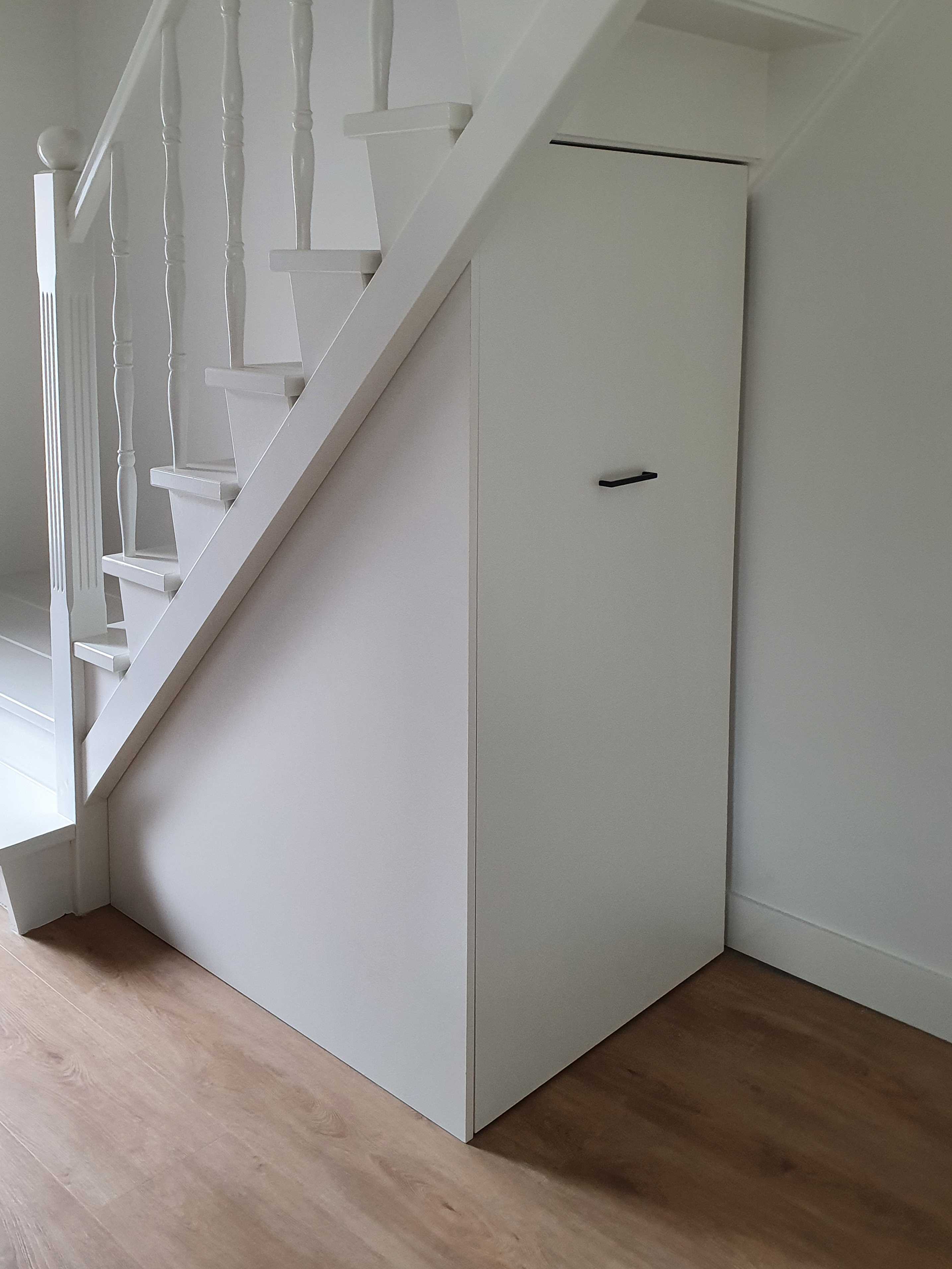 opbergkast onder de trap, op maat meubel *