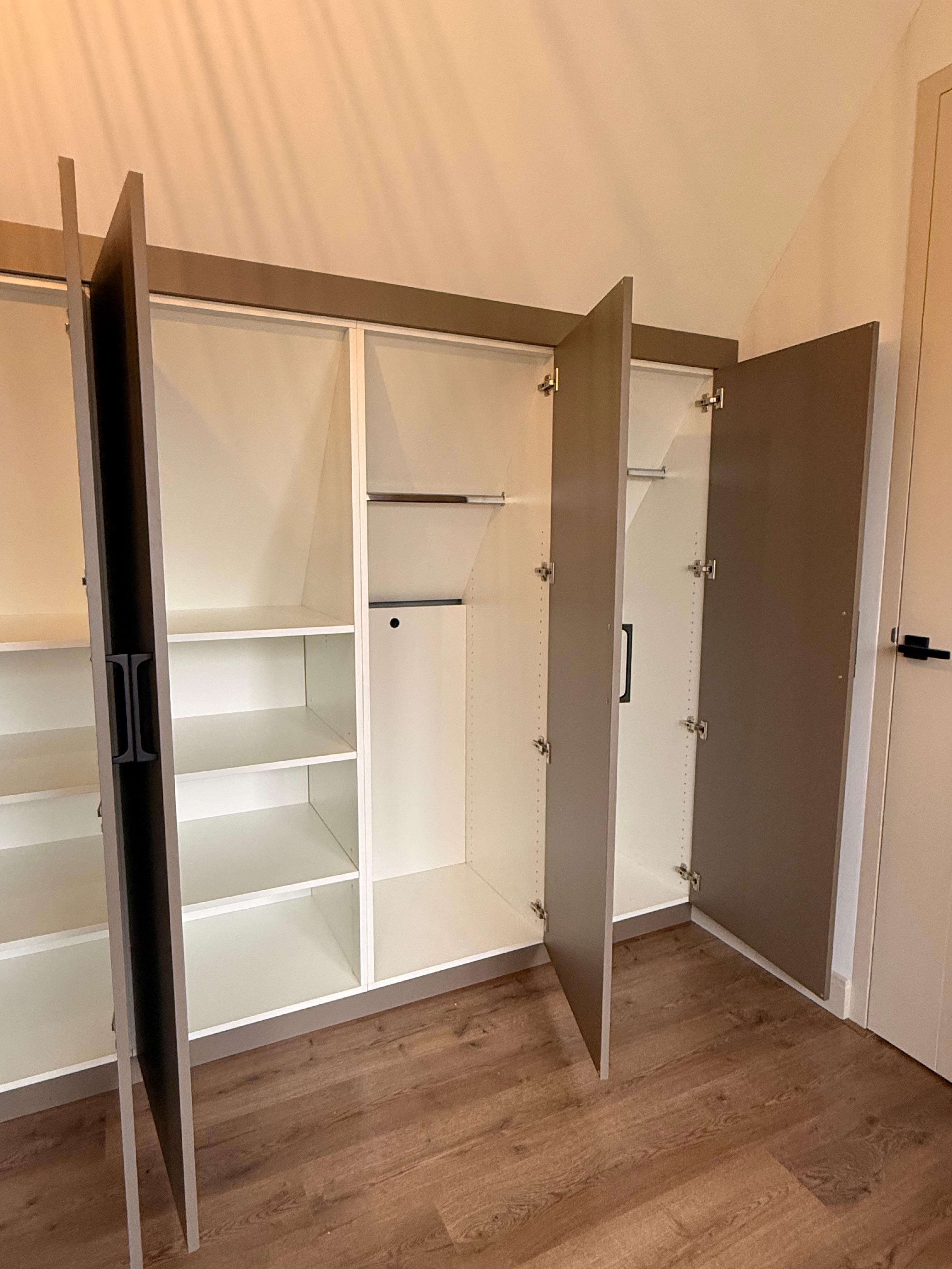Kledingkast voor schuine achterwand
